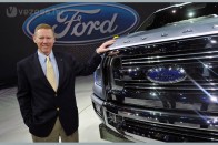 Alan Mulally, Ford, 6 milliárd 608 millió Ft. A Boeingtől 2006-ban átcsábított menedzser minden pénzt megér a Fordnak. 2012-es adat híján 2011-es javadalmazásával szerepel a cikkben, ami elérte a 29,9 millió dollárt. Az előrelátó Mulally a pénzügyi krízis előtt a Ford mindenét elzálogosította, még az emblémát is. Ebből volt a cégnek tőkéje a válság során új modelleket kifejleszteni, amelyekből többet tud eladni. A kínálat megújításával és a masszív leépítésekkel a Fordnak most nagyon jól megy - Európán kívül