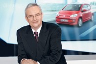 Martin Winterkorn, Volkswagen, 4 milliárd 263 millió Ft. Winterkorn áll Európa legnagyobb és a világ második legnagyobb autógyártója élén. A Magyarországról elüldözött sváb család sarja (bátyja még hazánkban született) egy 12 márkából álló impériumot vezet, amelyhez a Porsche, a Ducati és a Scania is tartozik. A vállalat eredményei alapján 20 millió euró járna neki az elmúlt évre, de Winterkorn lemondott prémiuma jelentős részéről. Munkáltatója a 2011-es 17,4 millió euró után tavaly 14,5 millió eurót utalt át neki. Ezzel magasan ő a legjobban fizetett menedzser az európai autóiparban.