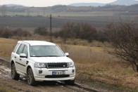 A Land Rover Freelander azoknak jó választás, akik nem csak presztízs-okokból akarnak magas, márkás összkerekes autót, hanem tényleg ki akarnak néha menni a sárba egy kicsit. Vagy sokat