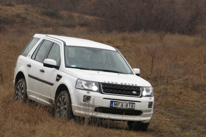 LED-menetjelzőkkel, fehér lökhárítókkal, fényezett tükrökkel sem hat idegenül a sárban a kisebbik Land Rover