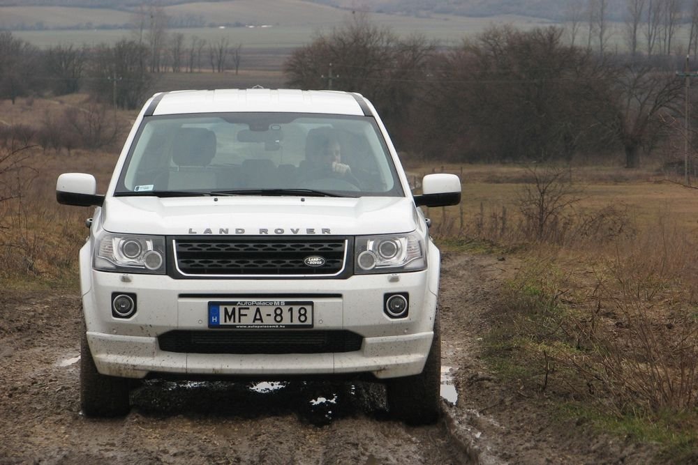 A 11,3 méter átmérőjű padkák közti fordulókörrel egész mozgékony a Freelander