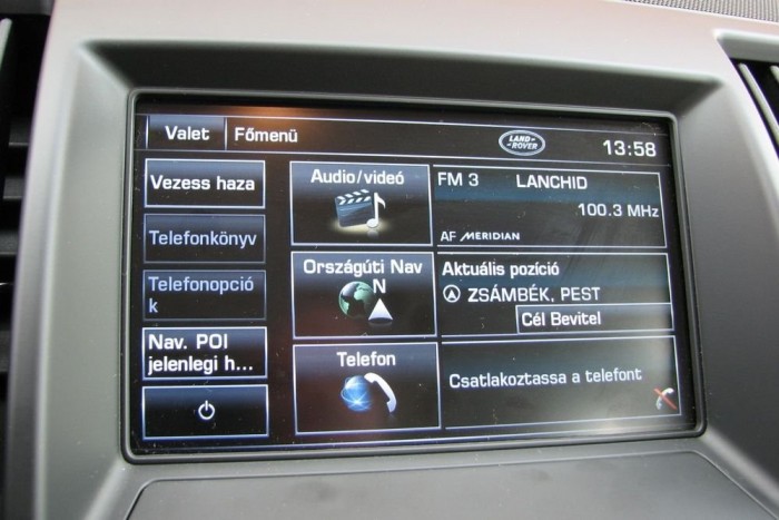 Az érintőképernyő főmenüje megszokást igényel, de nem nehéz használni