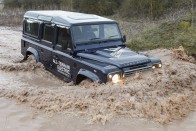 Egyelőre még csak kutatási célú prototípus a Land Rover Defender Electric, de a tapasztalatok kedvezőek: a terepjáró mindent tud, amit a dízel verzió