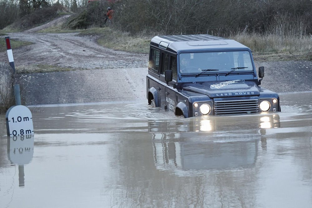 Villanyterepjáró a Land Rovertől 14