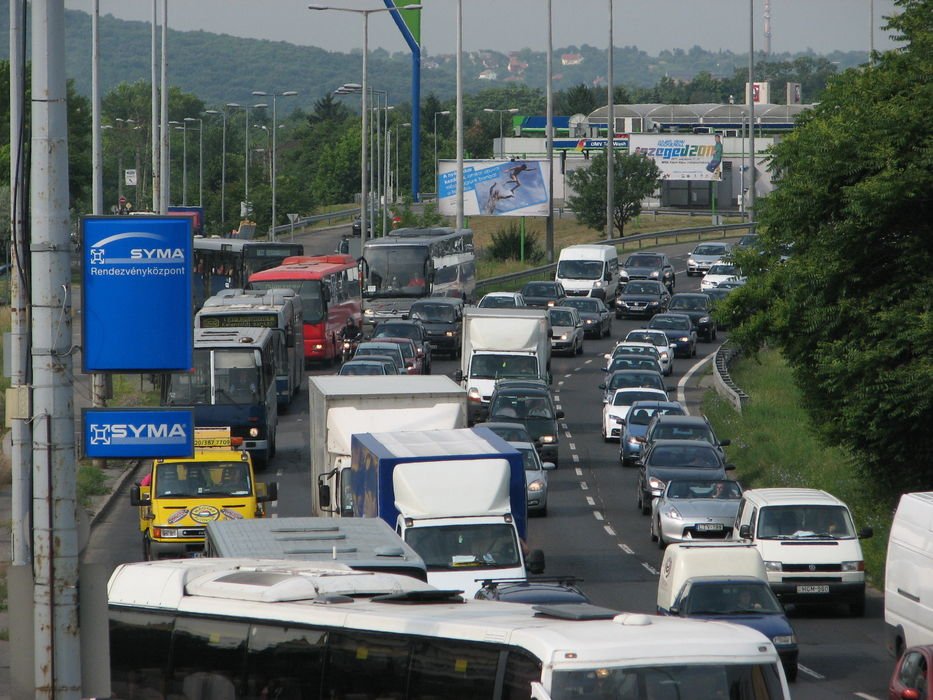 A dugó nem az új buszsávnál kezdődik, hanem jóval előtte. Hétfőn-kedden jóval a Tesco mögé ért a sor