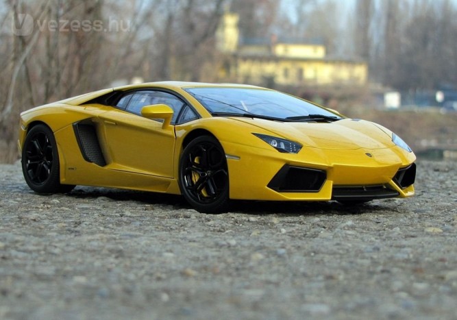  Széles, lapos, baljós, egyszerre éles és finom