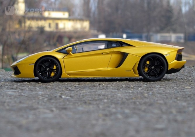 A Giallo Orion nevű fényezés gyönyörűen kiemeli a formáit