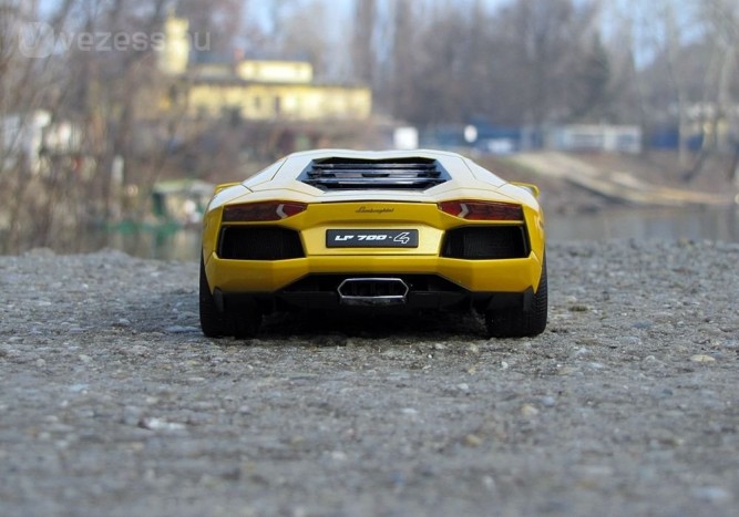 Feltűnő elem a fekete diffúzorból kiemelkedő, nagy, szögletes kipufogó, mely négy csövet fog össze