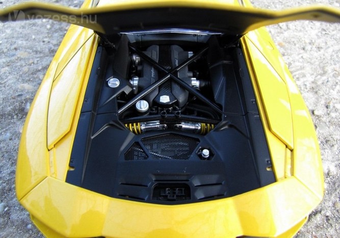 Az igazi élet azonban a hétszáz lóerős V12-es körül van