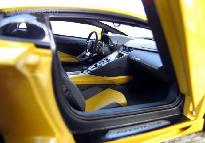 Példás kidolgozású a középkonzol, minden egyes gomb és kapcsoló felismerhető