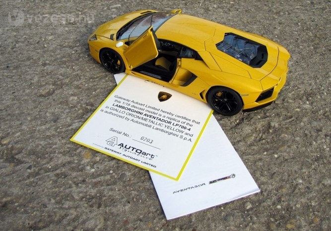 A Lamborghini kicsiben is vadállat! 2 Nincs limitáció, csak sorszám. Ez itt éppen a 203-as darab, az alján is van egy kis kézzel írt plakett. Jár hozzá kis ismertető is, de nagy kár, hogy az ajtónyitó kimaradt