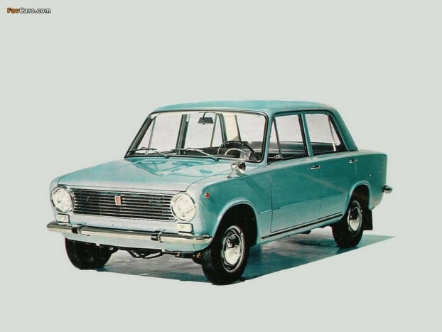 Top 10: az elmúlt 50 év legjobb autói 4 1967 Fiat 124. Ismét egy hátsókerék-hajtású, hagyományos felépítésű típus, de a mendemondák szerint ennek kellett nyernie, mert a tömeges autógyártásba fogó szovjetek csak Év Autóját szerették volna gyártani és titkon egy olasz modellt szerettek volna, mert Olaszországban akkor előretörőben voltak a baloldali pártok. Vagy igaz, vagy nem, mindenesetre a Fiat 124 volt az alapja minden Zsigulinak és Ladának