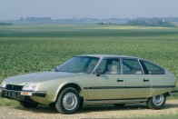 1985 Citroen CX. Tágas, kényelmes autó hidropneumatikus rugózással, elsőkerék-hajtással, és űrkomp szerű megjelenéssel. Az akkori Ford Granadák, Opel Rekordok és társaik mellett teljesen előremutatónak hatott, de azért lehet, hogy elődjének, a DS-nek az érdemeit is nála írták jóvá a zsűritagok. A CX a VW Golf előtt nyert 326 ponttal 261 ellenében...