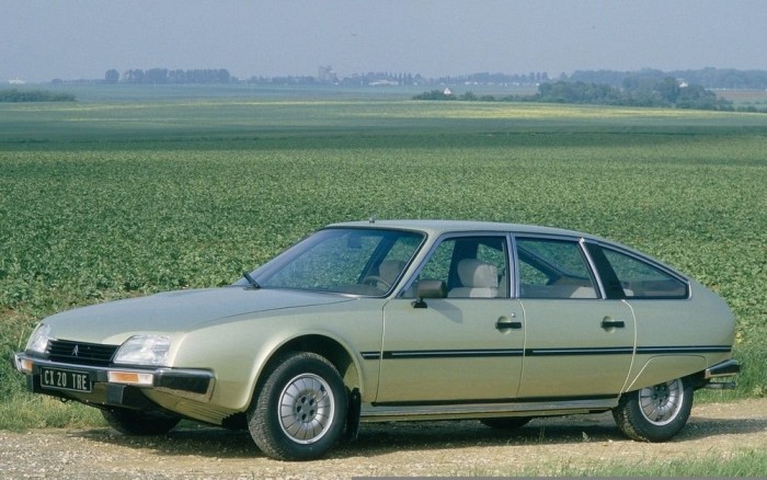 Top 10: az elmúlt 50 év legjobb autói 6 1985 Citroen CX. Tágas, kényelmes autó hidropneumatikus rugózással, elsőkerék-hajtással, és űrkomp szerű megjelenéssel. Az akkori Ford Granadák, Opel Rekordok és társaik mellett teljesen előremutatónak hatott, de azért lehet, hogy elődjének, a DS-nek az érdemeit is nála írták jóvá a zsűritagok. A CX a VW Golf előtt nyert 326 ponttal 261 ellenében...