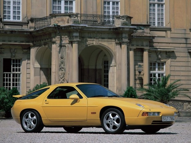 Top 10: az elmúlt 50 év legjobb autói 7 1978 Porsche 928. Sem előtte sem utána sportkocsi nem nyert Év Autója díjat. A 928-as kivételes sikerét annak tudták be, hogy a zsűribe meghívtak amerikai újságírókat is. Akik kicsit másképp nézték az autókat, mint európai kollégáik. Az amerikai, európai és japán Év Autói között azóta sincs összhang. Más piacok, más szokások.
