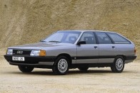 1983 Audi 100. Egy legendás kor legendás típusa - Audi szemszögből mindenképpen. Ez volt az a kor, amikor az Audi a quattróval, amelynek kormány mögött Walter Röhrl ült, sikert sikerre halmozott a rali világbajnokságban. Az Audi 100-asból is kínáltak quattrót és ezzel a 100-assal debütált az Avant, amit ma lejtős háta miatt lehet, hogy Shooting Brake-nek neveznének