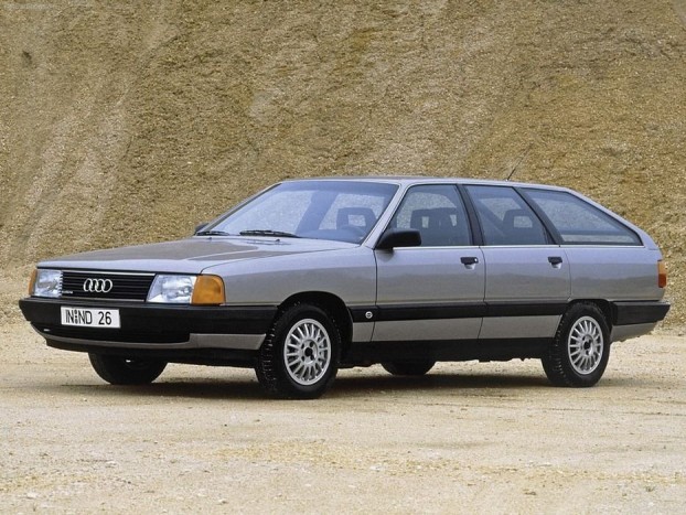 Top 10: az elmúlt 50 év legjobb autói 8 1983 Audi 100. Egy legendás kor legendás típusa - Audi szemszögből mindenképpen. Ez volt az a kor, amikor az Audi a quattróval, amelynek kormány mögött Walter Röhrl ült, sikert sikerre halmozott a rali világbajnokságban. Az Audi 100-asból is kínáltak quattrót és ezzel a 100-assal debütált az Avant, amit ma lejtős háta miatt lehet, hogy Shooting Brake-nek neveznének