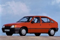 1985 Opel Kadett. Szép formájú, praktikus, és kedvező ára miatt tömegek számára is elérhető. Igazán semmi kimagaslót nem mutatott az Opel Kadett E - csak éppen nagyon jól használható autó volt. 326 ponttal győzött a 261 pontos Renault 25, és a 191 pontos Lancia Thema előtt