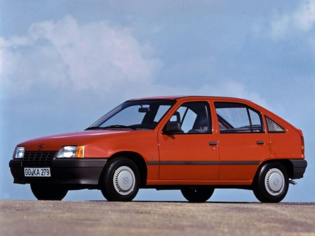 Top 10: az elmúlt 50 év legjobb autói 9 1985 Opel Kadett. Szép formájú, praktikus, és kedvező ára miatt tömegek számára is elérhető. Igazán semmi kimagaslót nem mutatott az Opel Kadett E - csak éppen nagyon jól használható autó volt. 326 ponttal győzött a 261 pontos Renault 25, és a 191 pontos Lancia Thema előtt