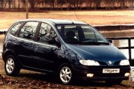 1997 Renault Mégane Scenic. Újabb kategóriateremtő autó, és megint a Renault-tól. A Mégane Scenic volt az első alsó-középkategóriás egyterű, majd ennek nyomán a többi márka is kijött a sajátjával. Egy kategóriával feljebb korábban az Espace tette korábban ugyanezt, de az nem kapott Év Autója díjat