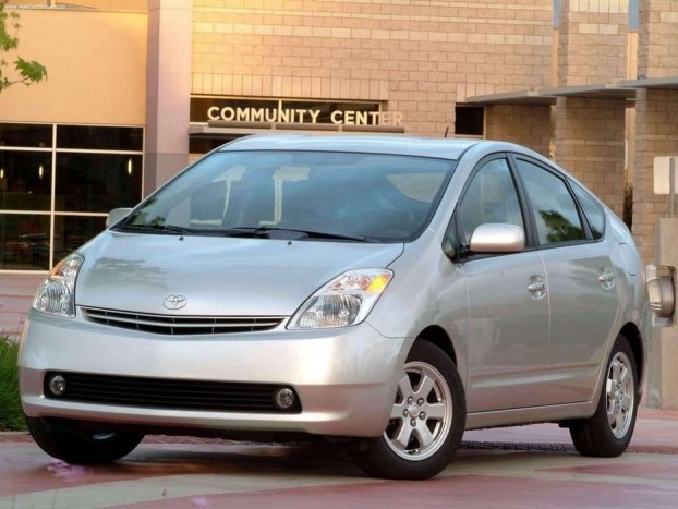 Top 10: az elmúlt 50 év legjobb autói 11 2005 Toyota Prius II. Toronymagasan 406 ponttal nyerte el a 2005-ös Év Autója díjat a Prius második generációja a 267 pontot kapott Citroen C4 előtt. Sokan úgy vélik, már az első Prius is megérdemelte volna a díjat, csakhogy hiába volt a világ első hibridhajtású autója, ha nem volt igazán praktikus és sokba került. A második generációra rendeződtek a problémák...