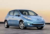 2011 Nissan Leaf. A világ első teljes értékű elektromos hajtású autója. Hipermodern technika, és - menet közben - zéró károsanyag-kibocsátás. Egyes zsűritagok ezt nagyra értékelték, míg mások az alig kilenc ponttal lemaradt Alfa Romeo Giulietta mellett érveltek - még utólag is. Ennek ellenére 2012-es Év Autója díjat újra egy benzin-elektromos hibrid hódította el, a Chevrolet Volt/Opel Ampera. És 2013-ban...