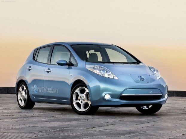 Top 10: az elmúlt 50 év legjobb autói 12 2011 Nissan Leaf. A világ első teljes értékű elektromos hajtású autója. Hipermodern technika, és - menet közben - zéró károsanyag-kibocsátás. Egyes zsűritagok ezt nagyra értékelték, míg mások az alig kilenc ponttal lemaradt Alfa Romeo Giulietta mellett érveltek - még utólag is. Ennek ellenére 2012-es Év Autója díjat újra egy benzin-elektromos hibrid hódította el, a Chevrolet Volt/Opel Ampera. És 2013-ban...