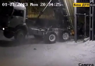 Magával vitte a kaput a kamion!