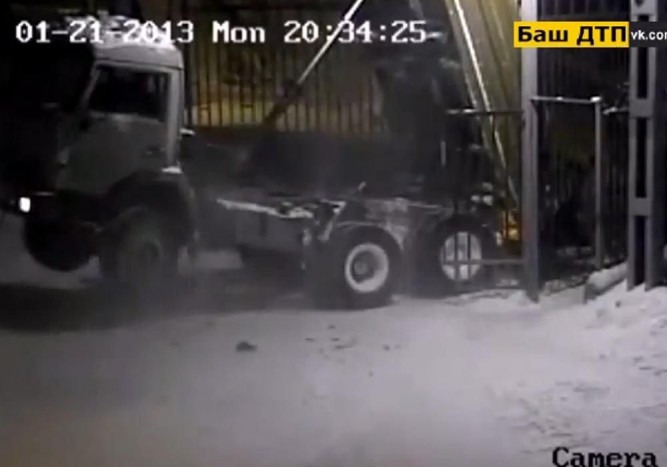 Magával vitte a kaput a kamion!