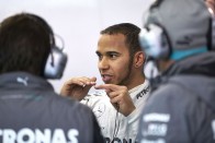 F1: Hamilton csúcsot futott, Massa kereke elszállt 30