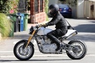 Bár legszívesebben jótékony célra költi a pénzét, időnként magát is kényezteti a filmszínész. Kedvencei a motorkerékpárok, mint ez a bődületesen drága Ecosse Titanium Series XX...