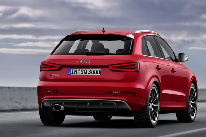 A legfrissebb autós újdonságok 4 Az Audi régi hiányosságát pótolja azzal, hogy az RS ultrasport modellcsaládot kiterjeszti a Q szériára, hiszen a BMW és a Mercedes sportrészlegei már rég elkészítették a szabadidőjárművek sebességőrült átiratait. Az RS Q3 orrában ugyanaz az öthengeres, 2,5 literes turbómotor dolgozik, amely a TT RS és RS3 Sportback modelleket is hajtja, legnagyobb teljesítménye 310 lóerő.