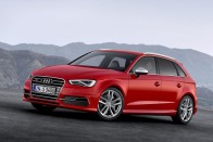 Ahogy az alapmodelleket fél év különbséggel vezette be az Audi, az új S3 Sportback is öt hónapot késett a háromajtós csúcsmodellhez képest. Technikájában tökéletesen megegyezik azzal, motorja 5500/percnél 300 lóerőt ad le, legnagyobb forgatónyomatéka 380 Nm 1800-5500/perc között.