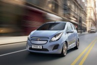 Már 2014-ben megérkezhet Európa egyes piacaira a Chevrolet Spark elektromos kivitele. A kisautó tengeren inneni verzióját márciusban, a Genfi Autószalonon mutatja be a gyár. 20 perces gyorstöltéssel, 130 lóerős villanymotorral érkezik majd.