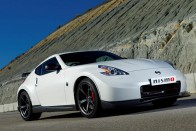 Kizárólag hatfokozatú kéziváltóval, fix tetős kivitelben lesz kapható a Nissan 370Z feljavított kivitele, és már ez is jelzi, hogy nem korzózásra termett izomautó, hanem valódi sportambíciókat dédelgető jármű született.