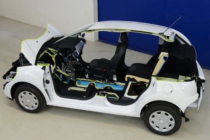 A legfrissebb autós újdonságok 20 Akkumulátor helyett nagynyomású légtartály, elektromos helyett hidraulikus motor, a többi stimmel: nagy vonalakban ennyit kell tudni arról a Hybrid Air hajtásláncról, amelyet a Peugeot és Citroën márkákat tömörítő francia PSA konszern fejlesztett ki, és amely a várakozások szerint nem csak olcsóbb, de takarékosabb vetélytársa is lehet az immár hagyományosnak számító elektromos hibrideknek.