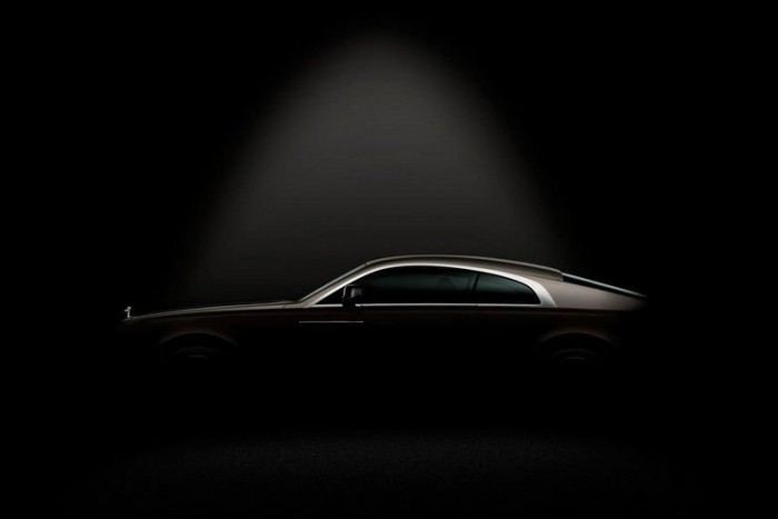 A Ghost rövidített padlólemezére készülő kupé igazi kompakt darab lesz, mármint Rolls-Royce mércével mérve. Tengelytávja várhatóan alig haladja meg a három métert, az egész autót 5,2 méteresre saccolják a brit szaklapok. 