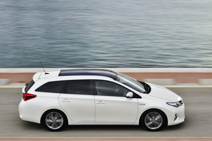 A legfrissebb autós újdonságok 27 Az új trendet félrelökve a ferdehátú modellel azonos tengelytávra húzta fel kompakt kombiját a Toyota. A 285 milliméteres hosszgyarapodás ilyenformán teljes egészében a csomagteret erősíti.