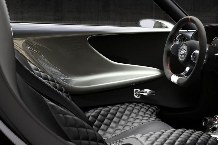 Kia Provo: állat, de ésszel 16 | Vezess Három részből állnak az ajtók: a külső panelen belül szénszálas réteg feszül, arra neoprén borítás került.