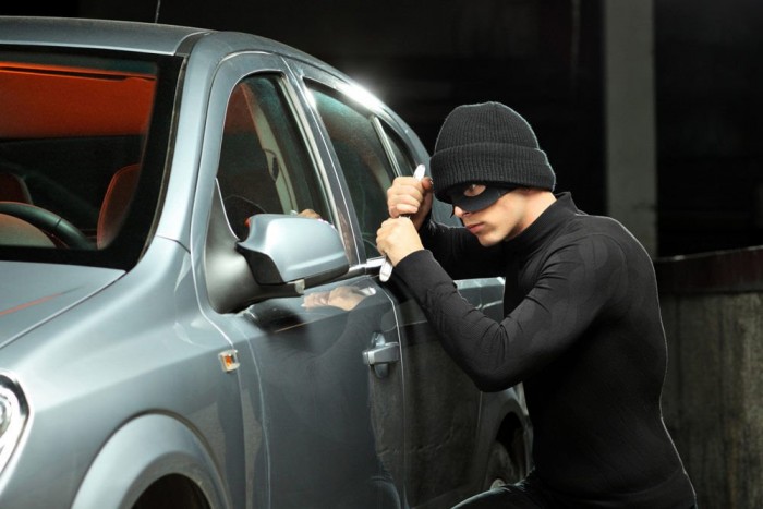 Csecsemőrabló autótolvajt üldöz több ezer rendőr