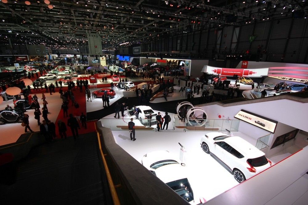 A 83. Genfi Szalon legnagyobb csarnoka a lépcsőről. 110000 négyzetméter, 260 kiállító, 700 ezer látogató egy hét alatt