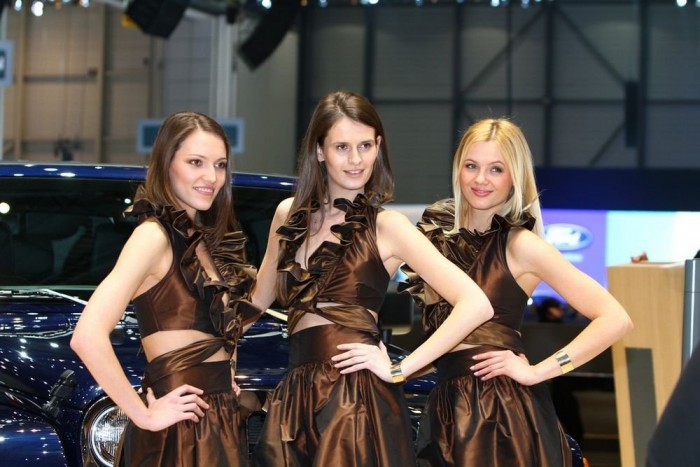 Csábos mosoly és villanó keblek 6