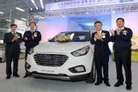 A Hyundai vezérkara az első sorozatgyártású FCEV-t ünnepli Ulsanban