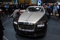 A Rolls-Royce Wraith igazi kupé, a Ghost kétajtós változatában hátul nem elég tágas a lábtér