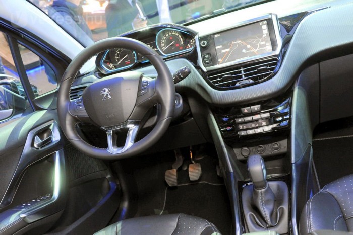 Puha, finom tapintású műanyagok borítják a műszerfal felső részét