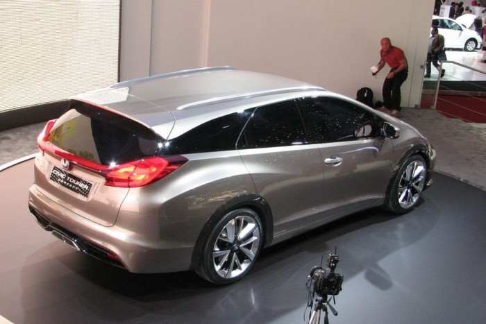 A Honda kezdi megtalálni önmagát 7 | Vezess Az erőteljes hátsó domborítástól mazdás lett a Civic Tourer