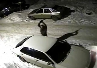 Gyújtós helyett autót aprított az őrült baltás