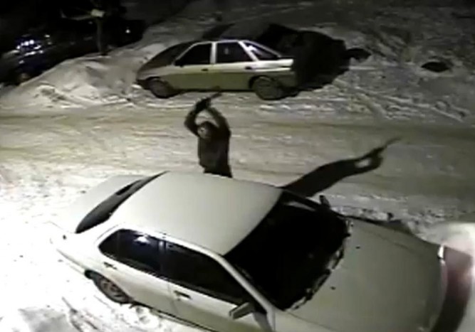 Gyújtós helyett autót aprított az őrült baltás