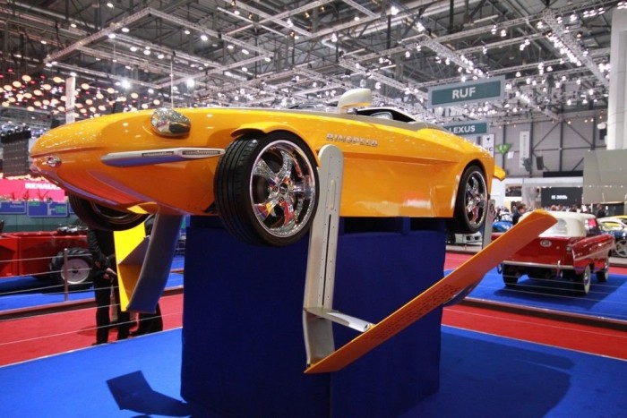 A Rinspeed Splash vízen szárnyashajóként működik. Gyors, de sérülékeny