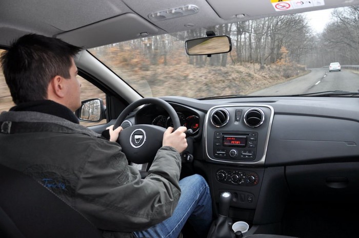 Magyarország legolcsóbb új autója 3 Az 1.2 literes motor minimális dinamikával mozgatja az alacsony tömegű, alig egy tonnás autót, aki teheti inkább válassza a dízelt vagy a 0.9 literes turbós benzinest, ha Loganra fáj a foga